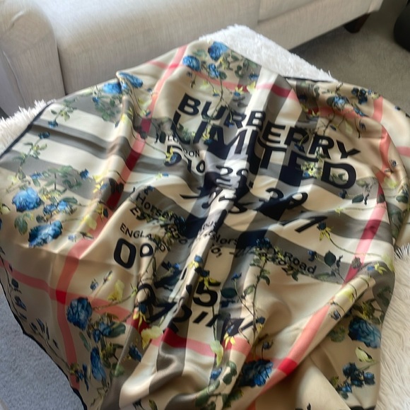 Limited edition Burberry scarf NWOT…beautiful ❤️❤️❤️ - Picture 15 of 16
